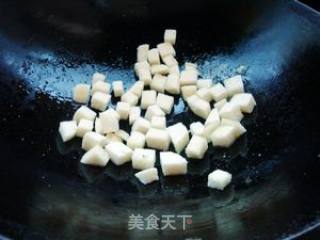 木耳胡萝卜炒馒头丁的做法步骤：4