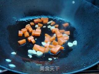 木耳胡萝卜炒馒头丁的做法步骤：5