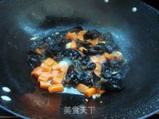 木耳胡萝卜炒馒头丁的做法步骤：6