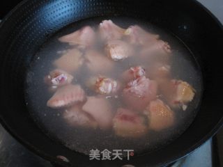 香菇烧鸡翅的做法步骤：2