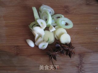 香菇烧鸡翅的做法步骤：3