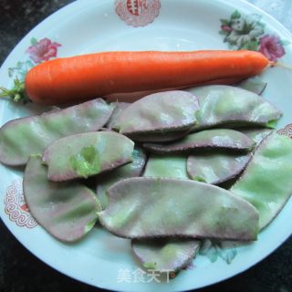 红萝卜炒扁豆的做法步骤：1