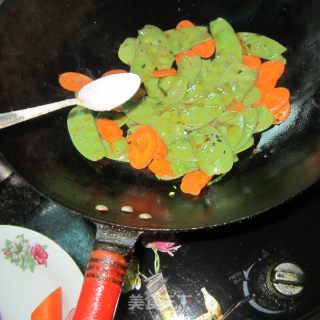 红萝卜炒扁豆的做法步骤：3