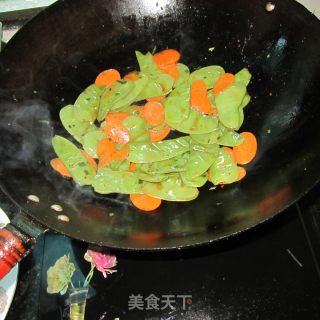 红萝卜炒扁豆的做法步骤：4