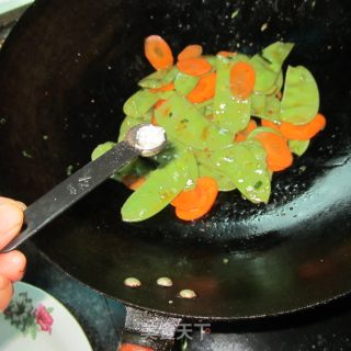 红萝卜炒扁豆的做法步骤：6