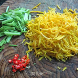 芹菜炒南瓜丝的做法步骤：1