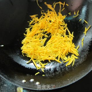 芹菜炒南瓜丝的做法步骤：2