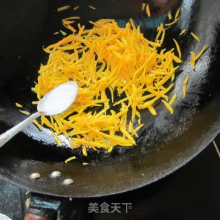 芹菜炒南瓜丝的做法步骤：3