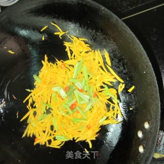 芹菜炒南瓜丝的做法步骤：4