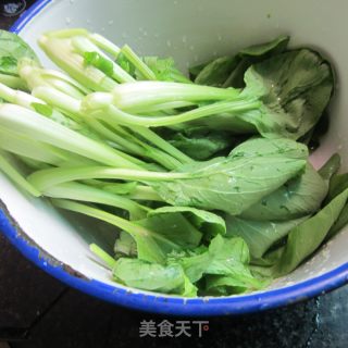 小炒小白菜的做法步骤：1