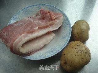 红烧肉炖土豆的做法步骤：1