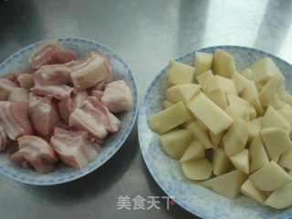 红烧肉炖土豆的做法步骤：2