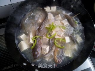 油光鱼炖豆腐的做法步骤：2