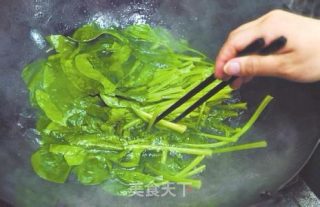 蒜泥菠菜的做法步骤：1