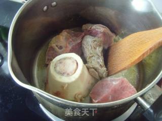 浓醇鲜美---牛骨杂蔬汤的做法步骤：5