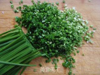 清香鲜甜---韭菜虾仁饺子的做法步骤：3