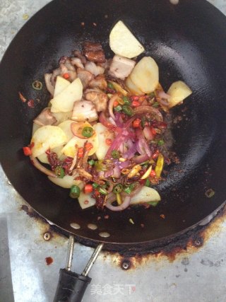 干锅五花肉土豆片的做法步骤：5