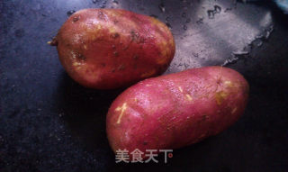 巧用微波炉---烤蕃薯儿的做法步骤：1