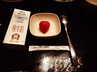 自制草莓牛奶的做法步骤：1