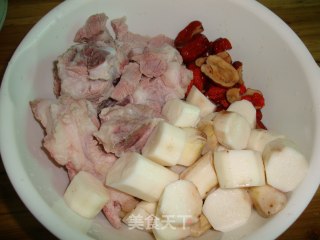 【淮山红枣枸杞骨头汤】----秋冬天气多喝汤水人更漂亮的做法步骤：2