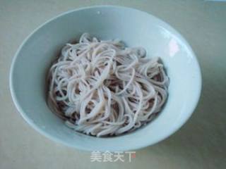 鸡丝白菜炒红米线的做法步骤：1
