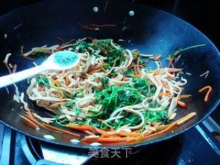豆苗炒千张的做法步骤：8