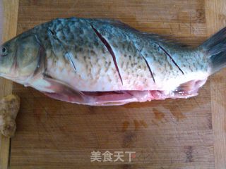 红烧鲫鱼的做法步骤：2