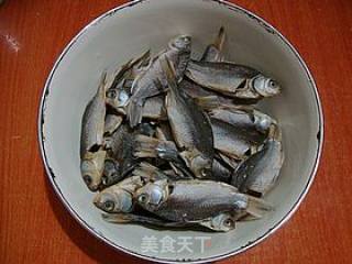 开胃下饭----------【剁椒鲫鱼干】的做法步骤：1