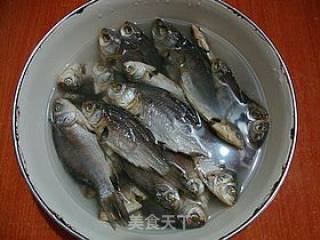 开胃下饭----------【剁椒鲫鱼干】的做法步骤：3