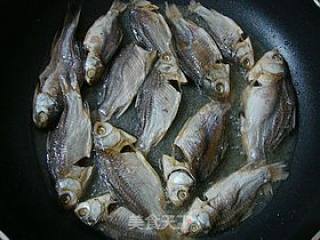 开胃下饭----------【剁椒鲫鱼干】的做法步骤：5