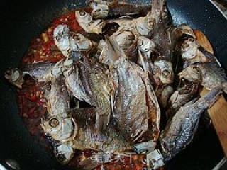 开胃下饭----------【剁椒鲫鱼干】的做法步骤：11