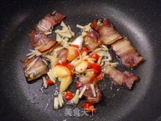 腊味九层塔炒杏鲍菇的做法步骤：3