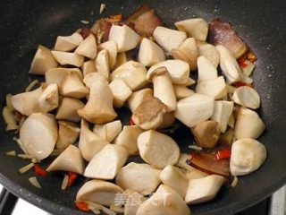 腊味九层塔炒杏鲍菇的做法步骤：4