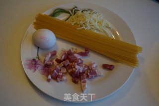 Carbonara　培根鸡蛋白汁意面的做法步骤：1