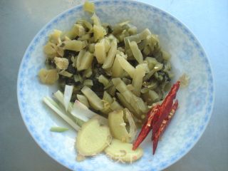 酸菜鸭块汤的做法步骤：4