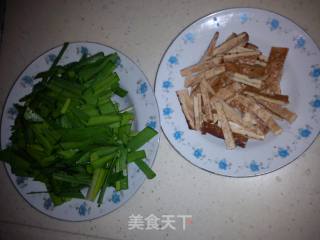 韭菜炒豆干的做法步骤：1