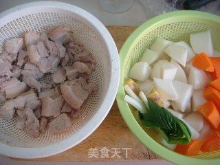 传统萝卜烧肉的做法步骤：1