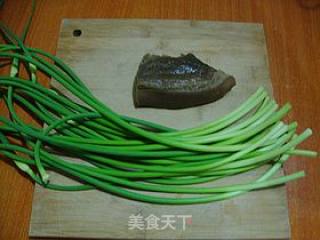 经典家常菜------【蒜薹炒腊肉】的做法步骤：1