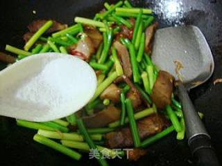 经典家常菜------【蒜薹炒腊肉】的做法步骤：11