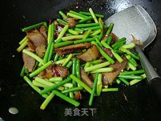 经典家常菜------【蒜薹炒腊肉】的做法步骤：12