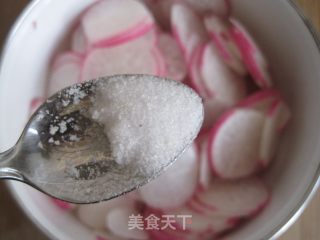 爽口开胃小菜-----酸辣水萝卜片的做法步骤：2