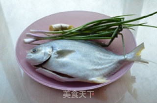 红烧鲳鱼的做法步骤：1
