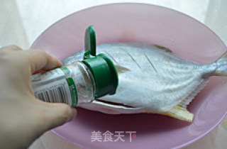 红烧鲳鱼的做法步骤：2
