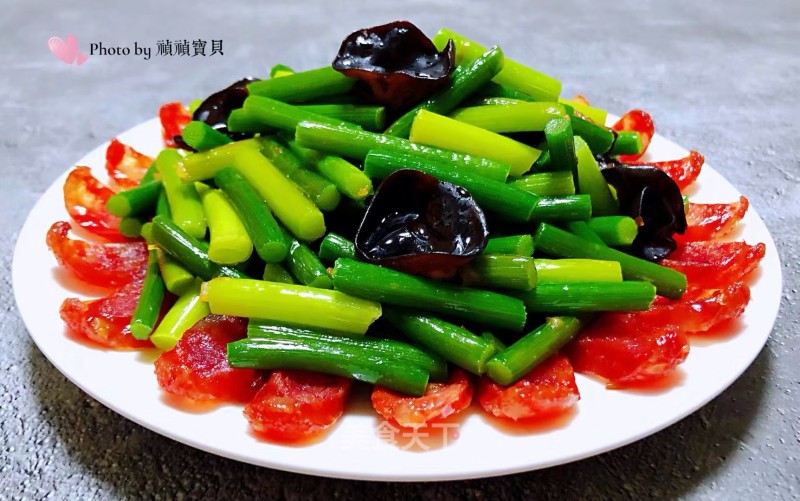 蒜苔木耳炒腊肠的做法