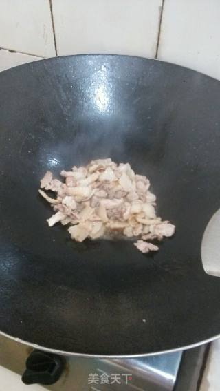 肥肉爆青椒一斤的做法步骤：2