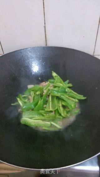 肥肉爆青椒一斤的做法步骤：3