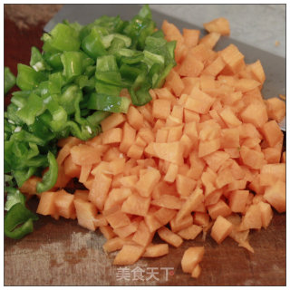 不用油也可以做炒饭-----什锦沙拉炒饭的做法步骤：3