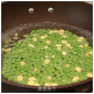 不用油也可以做炒饭-----什锦沙拉炒饭的做法步骤：4