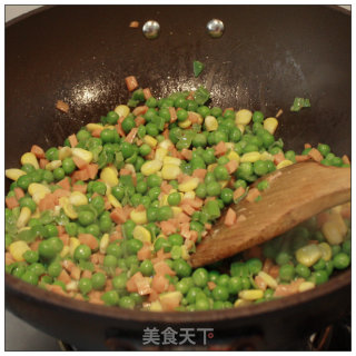 不用油也可以做炒饭-----什锦沙拉炒饭的做法步骤：6