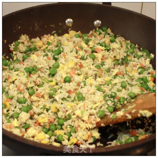 不用油也可以做炒饭-----什锦沙拉炒饭的做法步骤：8